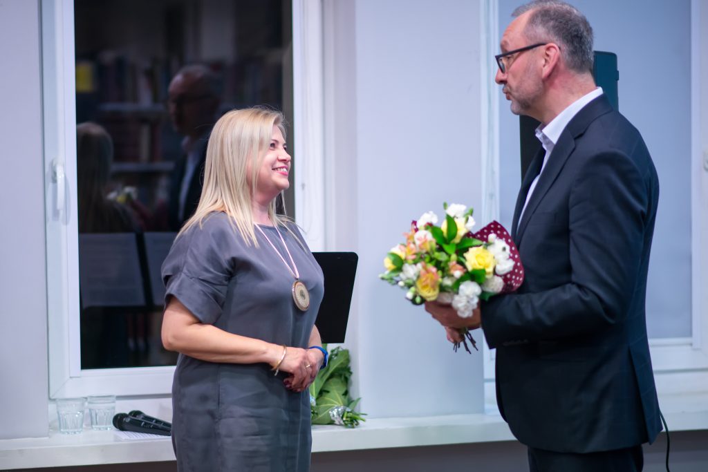 Dyrektor Miejskiej Biblioteki Publicznej w Zduńskiej Woli i prezydent Zduńskiej Woli na jubileuszu MBP w Zduńskiej Woli