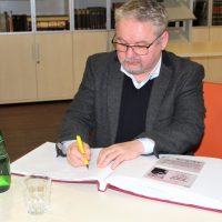 Ryszard Ćwirlej wpisujący się do kroniki