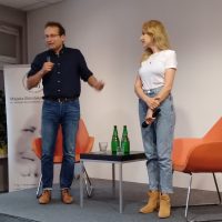 Robert Górski i Monika Sobień-Górska przed widownią, Robert mówi do mikrofonu