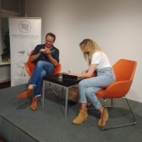 Robert Górski i Monika Sobień-Górska dają autografy