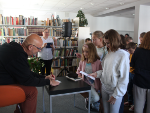 Spotkanie z Hubertem Klimko-Dobrzanieckim. Hubert składa autografy