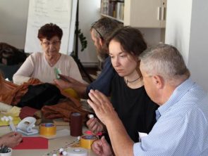 Uczestnicy niedowidzący wykonujący swoje książki