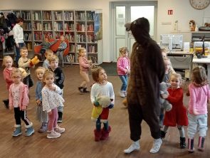 Wspólna zabawa z misiem, dzieci chodzą po okręgu