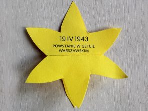 papierowy symbol żonkila z napisem 10.04.1943 Powstanie w Getcie Warszawskim