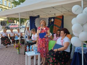 Uroczyste otwarcie Narodowego Czytania przed budynkiem biblioteki