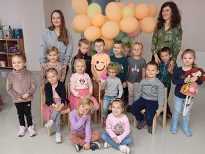 Przedszkole na przedstawieniu "Królewna Śnieżka" zorganizowanym przez bibliotekarzy.