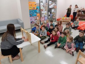 Bibliotekarka przedstawia dzieciom japoński teatrzyk.