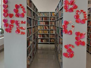 Regały z książkami a na nich napis "Love Books".