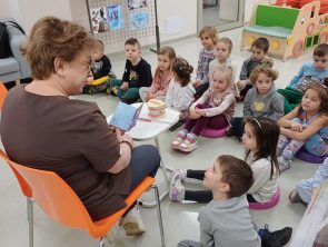 Pani doktor wraz z dziećmi opowiada im o higienie jamy ustnej.