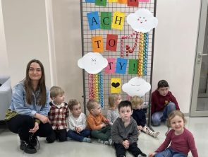 Pani bibliotekarka pozuje do zdjęcia razem z najmłodszymi mieszkańcami Zduńskiej Woli.