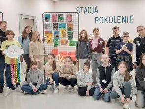 Uczniowie Szkoły Podstawowej nr 9 razem pozują do zdjęcia podczas zajęć gdzie tematem była Wisława Szymborska.