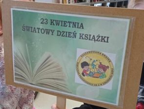 Uczestnik spotkania trzyma tabliczkę na której znajduje się napis 23 kwietnia Światowy Dzień Książki.