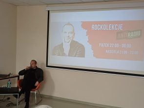 Leszek Gnoiński mówi do uczestników, w tle wyświetla się informacja o audycji w Antyradiu.