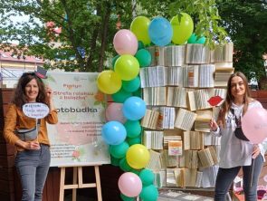 Bibliotekarki zapraszają do wzięcia udziału w festynie.