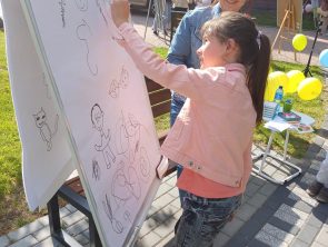 Bibliotekarka i dziecko biorące udział w zabawie.