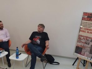 Mieczysław Gorzka i moderator na spotkaniu autorskim w bibliotece.