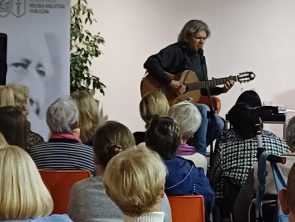 Filip Łobodziński gra na gitarze i śpiewa