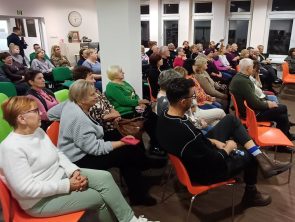 Licznie zebrana publiczność w bibliotece na spotkaniu z Krzysztofem Skibą.