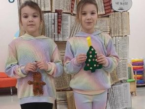 Dzieci prezentują ozdoby z filcu.