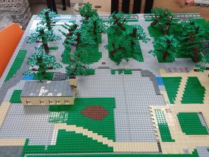 Makieta dworku Złotnickiego z klocków LEGO.
