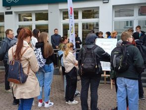 Uczestnicy gry terenowej zebrali się przed budynkiem biblioteki.