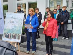 Przed biblioteką organizatorzy udzielają ostatnich wskazówek uczestnikom gry miejskiej.