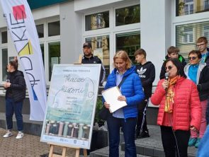Przed biblioteką organizatorzy udzielają ostatnich wskazówek uczestnikom gry miejskiej.