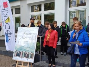 Przed biblioteką organizatorzy udzielają ostatnich wskazówek uczestnikom gry miejskiej.