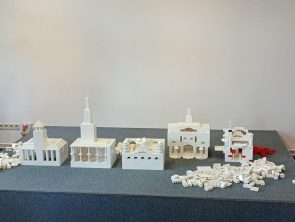 Na scenie w bibliotece znajdują się makiety ratusza z klocków LEGO wykonane przez uczestników warsztatów.