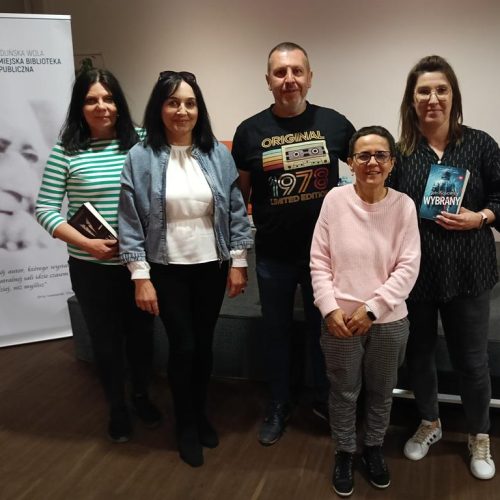 Zdjęcie bibliotekarek z Piotrem Kościelnym.