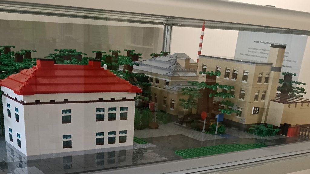 Makieta Dworku Złotnickiego z klocków LEGO widok z boku