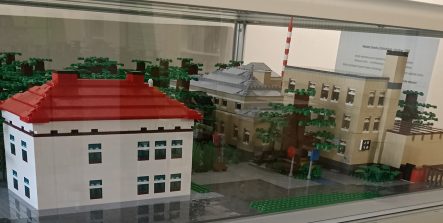 Makieta Dworku Złotnickiego z klocków LEGO widok z boku