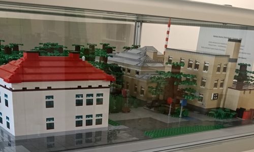 Makieta Dworku Złotnickiego z klocków LEGO widok z boku