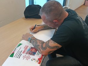 Łukasz Orbitowski podpisujący książkę