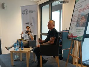 Łukasz Orbitowski podczas rozmowy z prowadzącą spotkanie