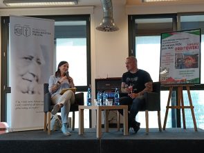 Łukasz Orbitowski podczas rozmowy z prowadzącą spotkanie