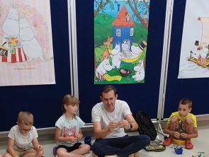 Pan razem z uczestnikami warsztatów budują z klocków lego magiczne budowle