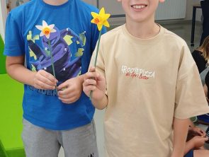 Dzieci prezentują kwiatki zbudowane z klocków lego