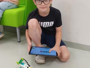 Chłopiec steruje przy pomocy tableta autem