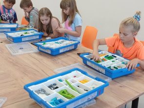 Dzieci na warsztatach budują roboty