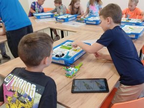 Dzieci na warsztatach budują roboty