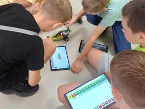 chłopcy programują działanie pojazdów