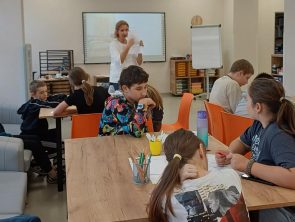 Uczestnicy na zajęciach podczas których dowiedzieli się jak zaplanować wyjazd biorąc pod uwagę koszty i czas dojazdu