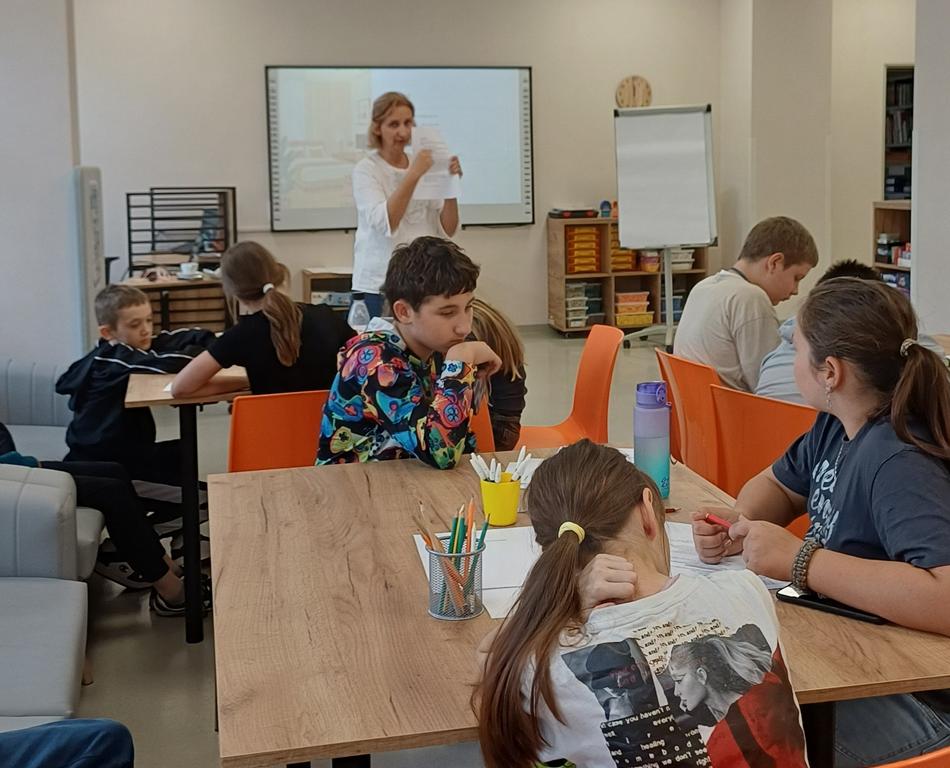 Uczestnicy na zajęciach podczas których dowiedzieli się jak zaplanować wyjazd biorąc pod uwagę koszty i czas dojazdu