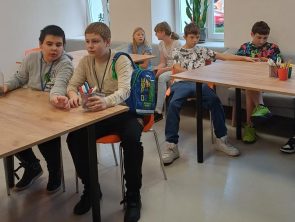 Uczestnicy na zajęciach podczas których dowiedzieli się jak zaplanować wyjazd biorąc pod uwagę koszty i czas dojazdu