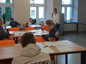 Uczestnicy na zajęciach podczas których dowiedzieli się jak zaplanować wyjazd biorąc pod uwagę koszty i czas dojazdu