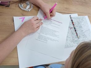 Uczestnicy planują podróż biorąc pod uwagę koszt i czas dojazdu