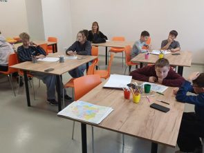 Uczestnicy planują podróż biorąc pod uwagę koszt i czas dojazdu