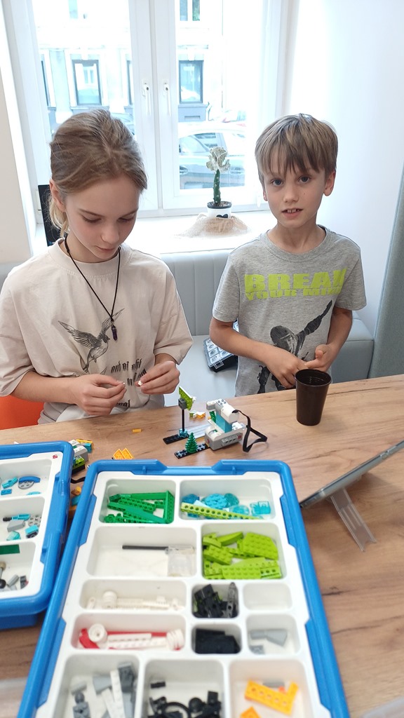 Uczestnicy na zajęciach budują robota