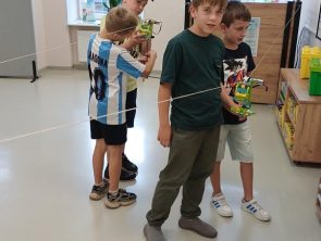 Chłopcy zbudowali robota który porusza się na lince